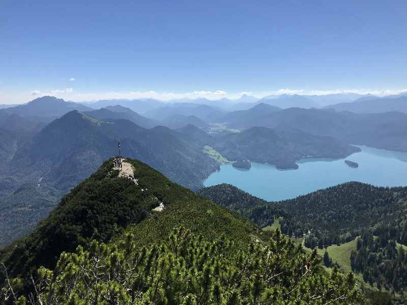 Alpen de Luxe: Der Blick vom Gipfel auf den Walchensee. Einer der schönsten Plätze in Bayern