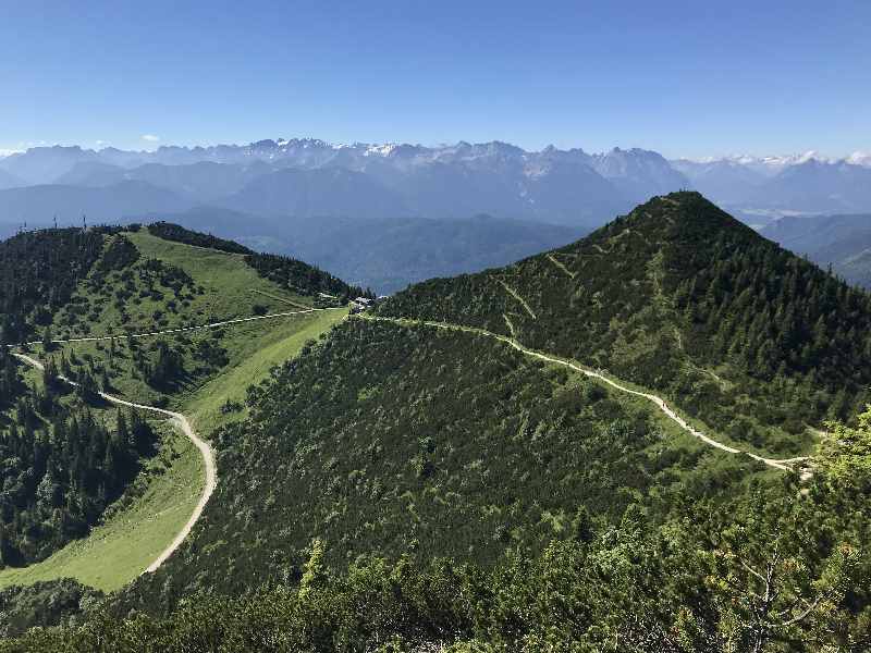 Herzogstand Wanderung - links im Bild der Fahrenberg, rechts der Martinskopf. In der Mitte am Sattel das Herzogstandhaus.