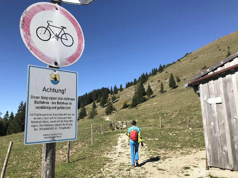 Der Jochberg am Walchensee - Mountainbiken am Gipfel ist nicht erlaubt! Bitte schütze die Natur. 