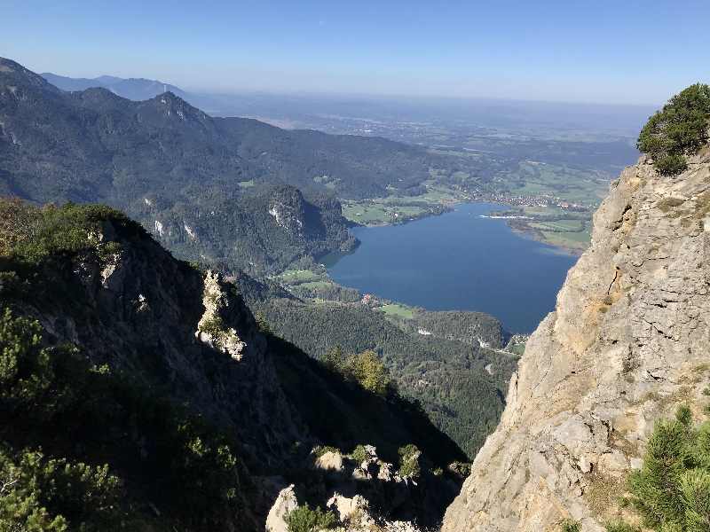 Jochberg Wanderung - der Blick auf den Kochelsee beim Aufstieg zum Gipfel