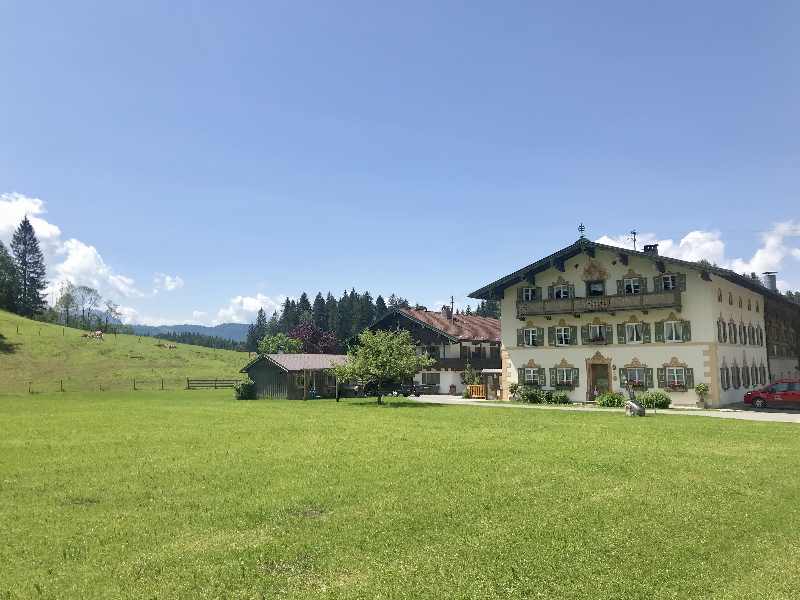 Sachenbach - der schmucke Bauernhaus am Fuße des Jochberg