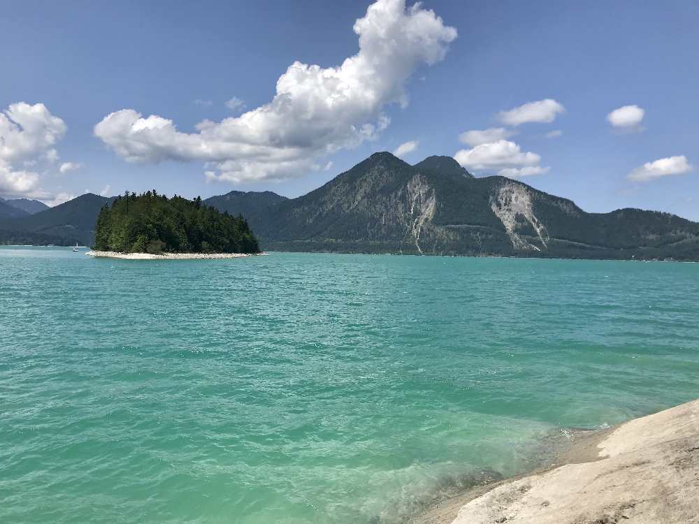 Der Walchensee Rundweg mit der Insel Sassau