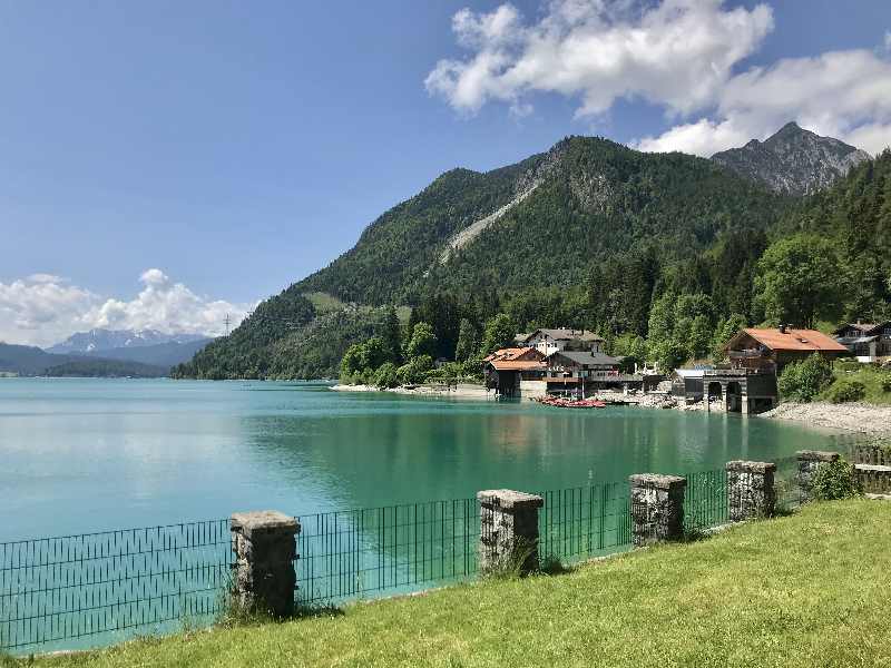 Urfeld - Der Blick auf den Ort Urfeld Walchensee mit dem Herzogstand