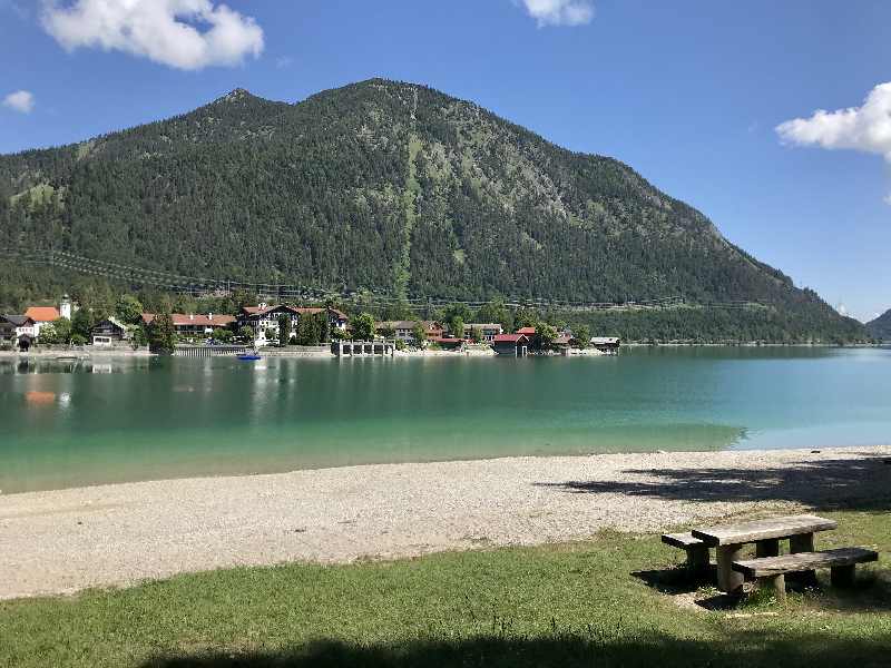 So schön liegt der Ort Walchensee. Das ist der Blick von der Halbinsel Zwergern, hinten der Herzogstand.