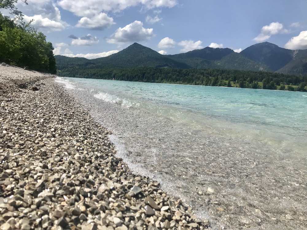 Walchensee baden - am Kiesstrand mit dem türkisgrünen Wasser. Wie in der Karibik, aber umgeben von Bergen.