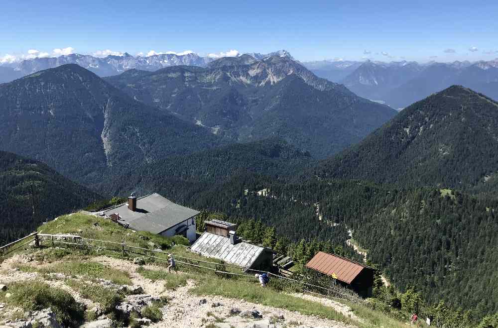 Das ist die Heimgarten Hütte - am Horizont die Zugspitze
