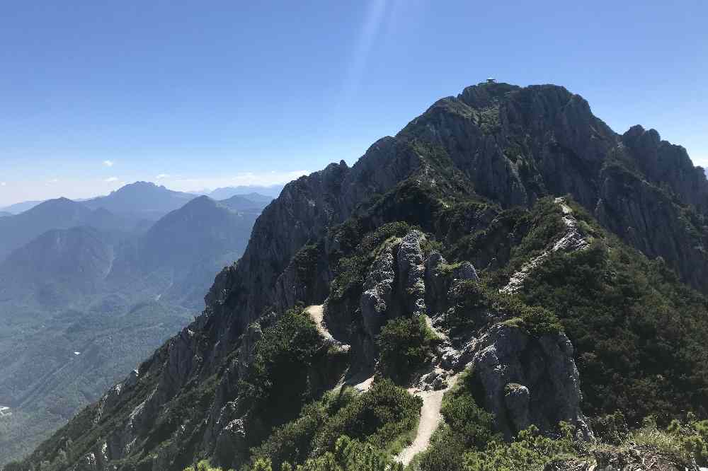 Herzogstand Heimgarten wandern - über diesen Wanderweg am Grat kommst du zum Gipfel