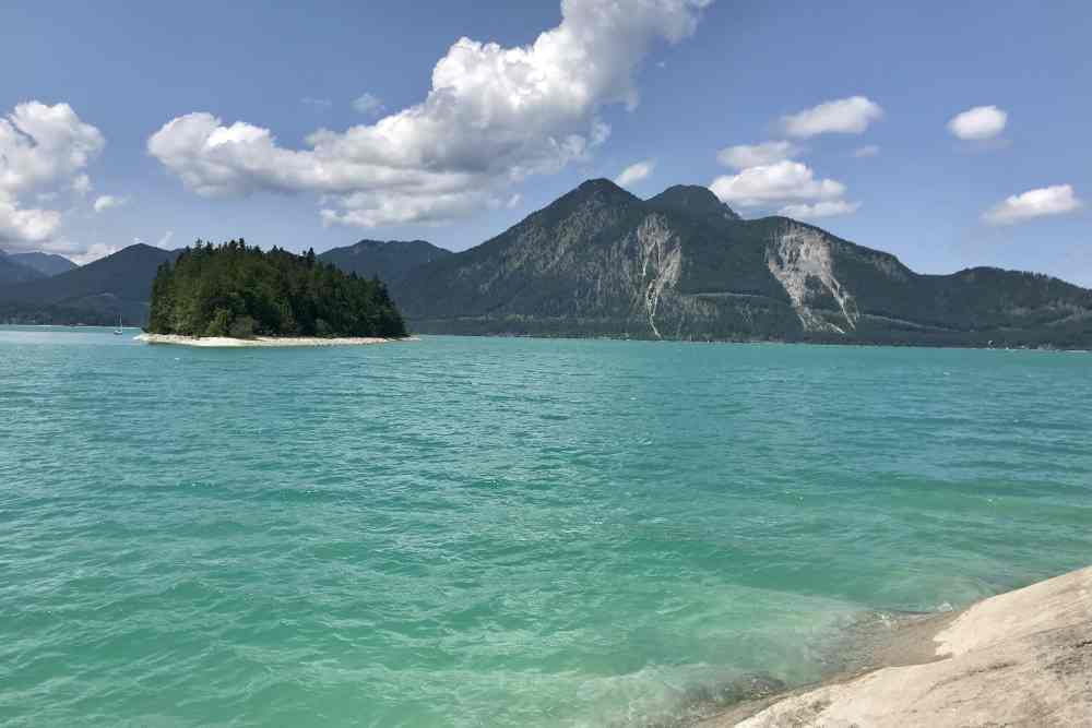 Walchensee baden - zwischen Niedernach und Sachenbach mit Blick auf die Insel Sassau