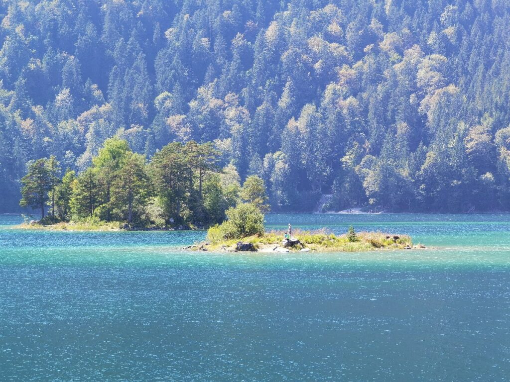 bayerische Karibik Insel - der Eibsee hat 7 Inseln