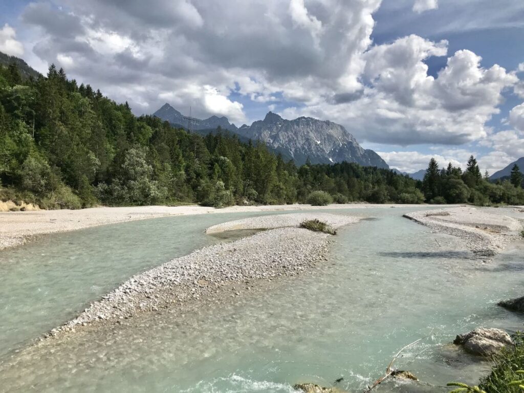 Von diesem Walchensee Hotel in Wallgau kannst du direkt an die türkisgrüne Isar Richtung Karwendel & Wettersteingebirge