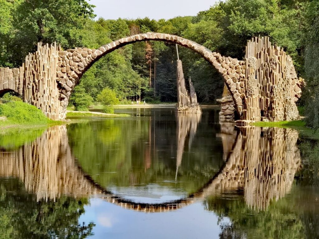 die schönsten Orte in Deutschland - die Rakotzbrücke mit der märchenhaften Spiegelung im Rakotzsee