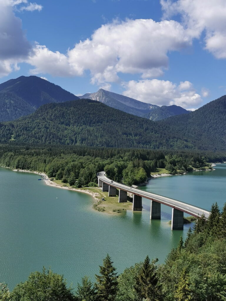 die schönsten Orte in Deutschland - Blick auf die Faller Klamm Brücke im Sylvensteinsee