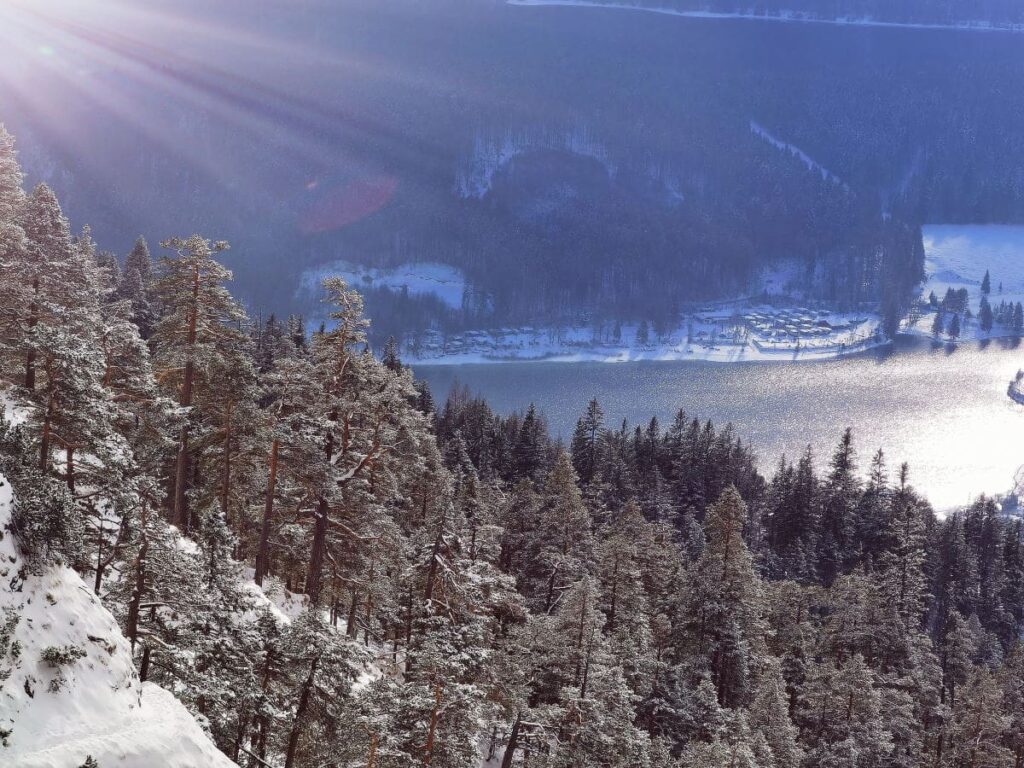 Walchensee Winter in den Bergen: Ausblick beim Herzogstand Aufstieg