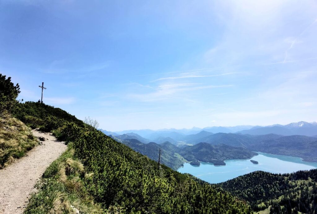 Die letzten Meter der Herzogstand Wanderung - das Kreuz ist bereits in Sicht, rechts der Walchensee