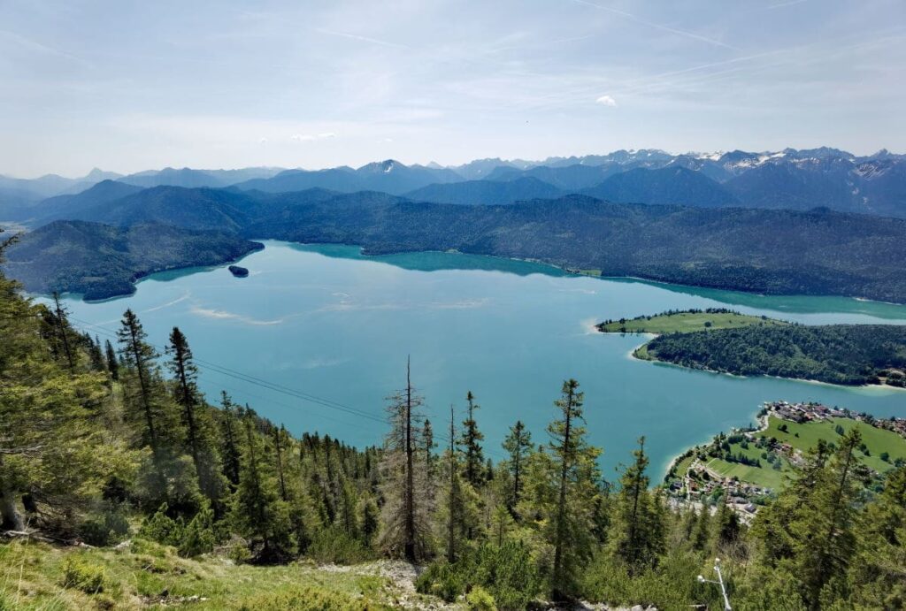 Ich zeige dir die Walchensee Bergtouren, mit diesem Blick auf den See