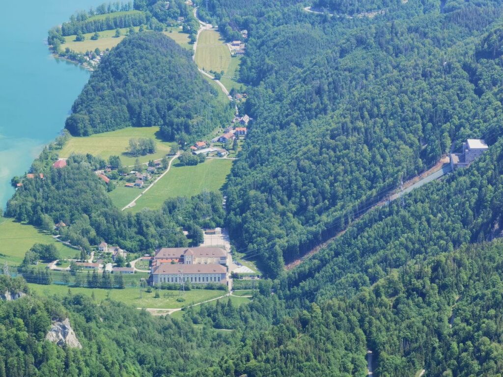 Das Walchensee Kraftwerk am Kochelsee samt der großen Druckleitungen, die vom Walchensee herunter kommen