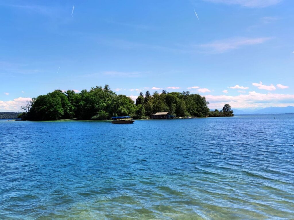 Seen in Bayern mit Insel - die Roseninsel im Starnberger See