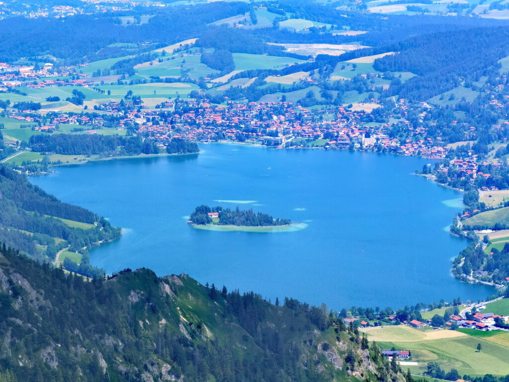 Beliebte Seen in Bayern - Blick von der Brecherspitze auf den Schliersee
