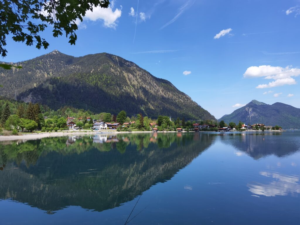 Beim Klösterl Walchensee hast du von der Halbinsel Zwergern diesen Ausblick auf den Ort samt Herzogstand