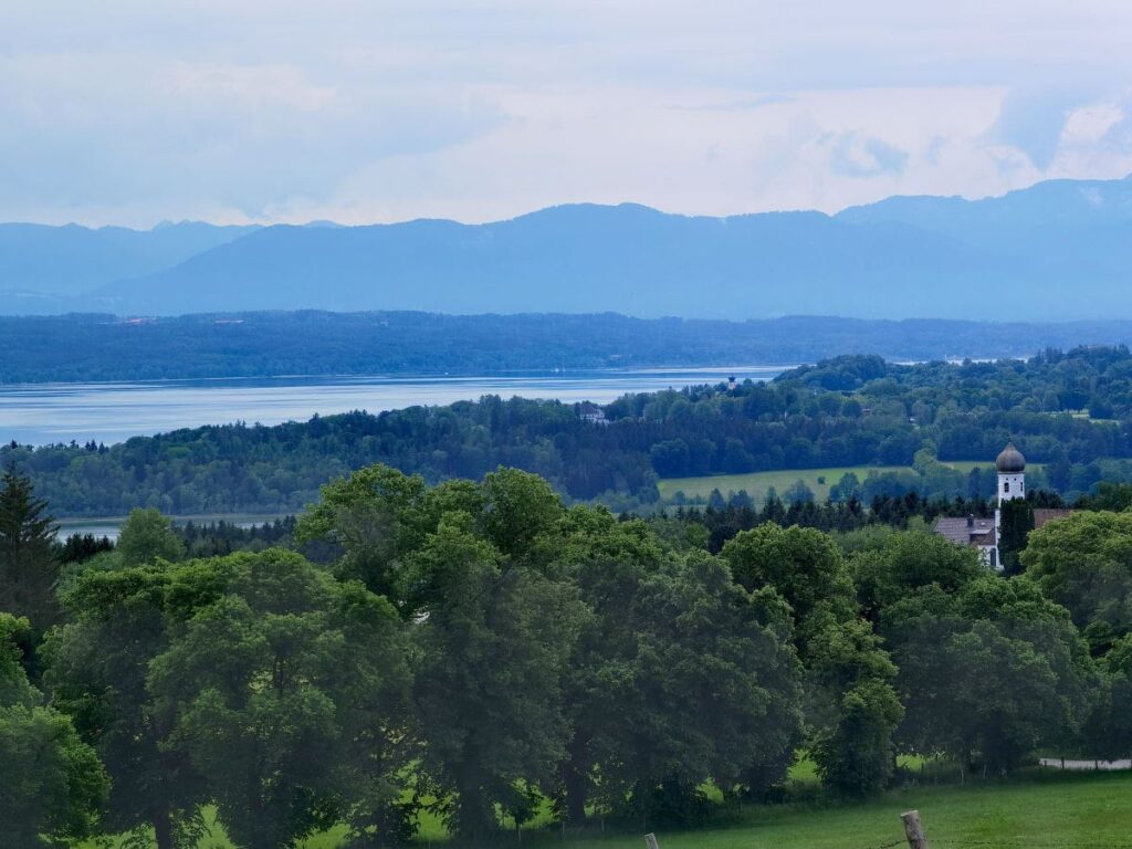 Die schönsten Orte in Deutschland - Blick von der Ilkahöhe über den Starnberger See auf die Alpen