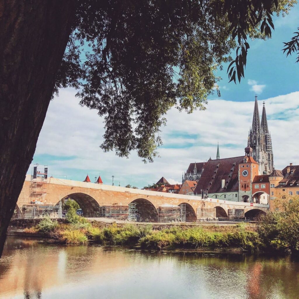 die schönsten Orte in Deutschland: Blick auf die Steinerne Brücke und die Altstadt Regensburg