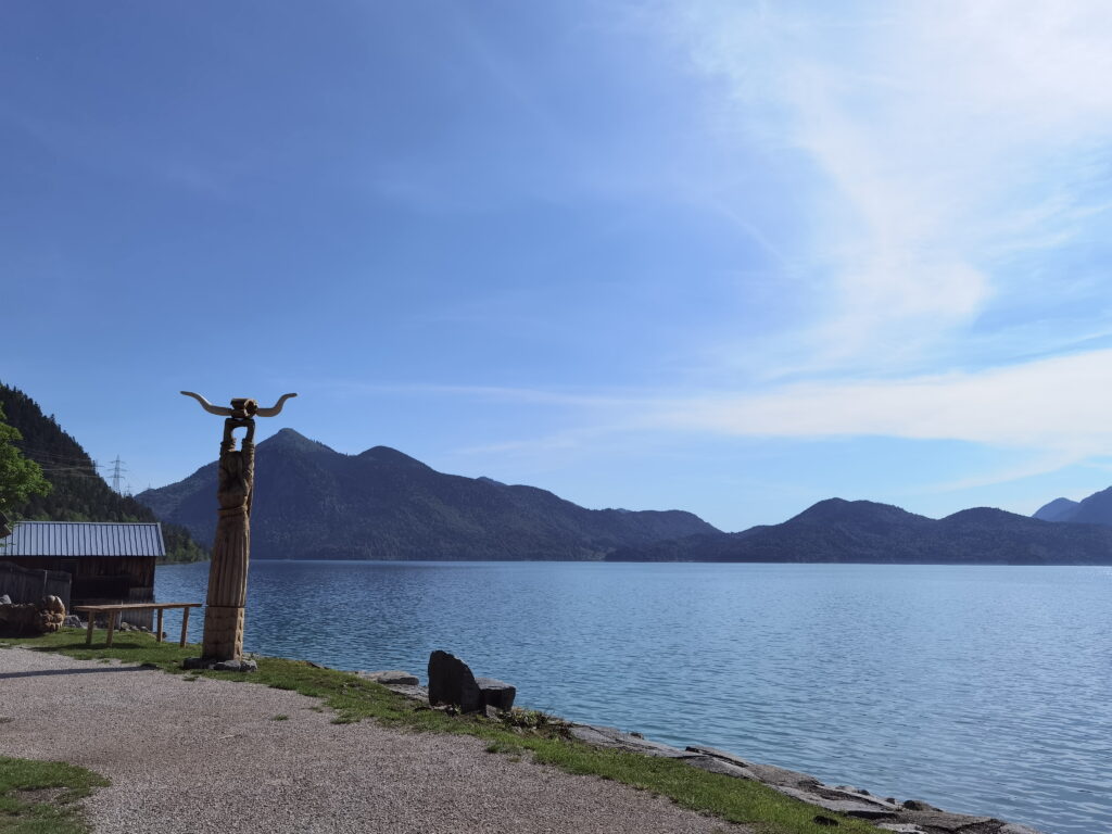 Blick vom Filmkulissendorf Flake auf den Walchensee