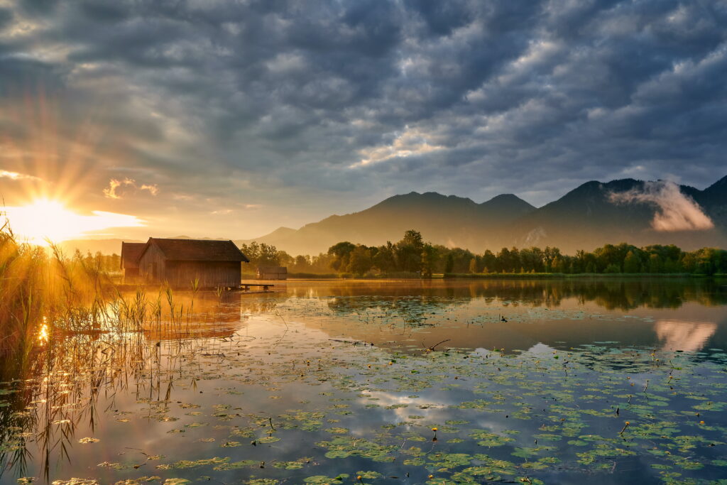 Sonnenaufgang am Kochelsee, Foto: Mario Dobelmann, Unsplash