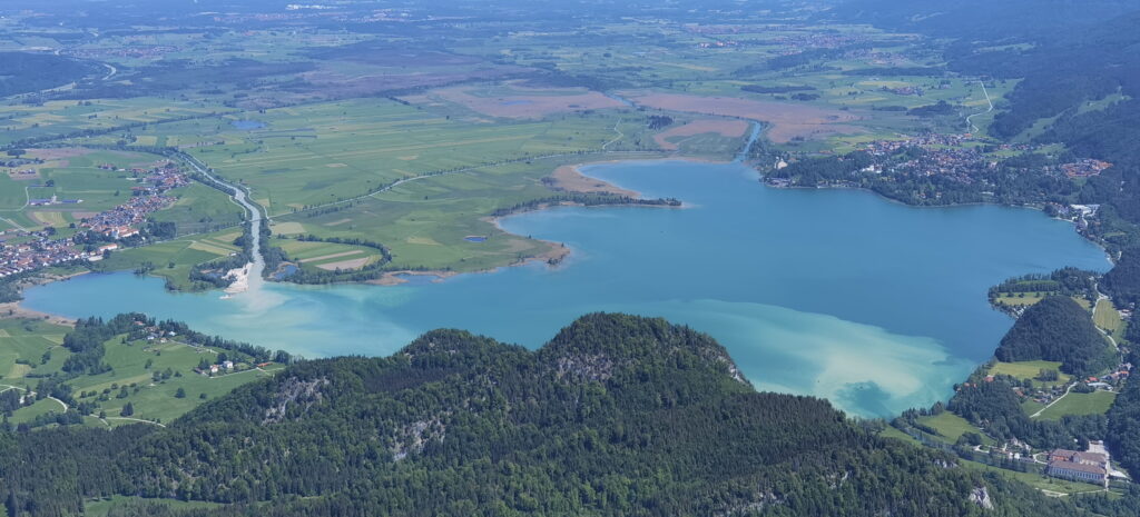 Blick auf den Kochelsee: Links Schlehdorf, rechts Kochel am See